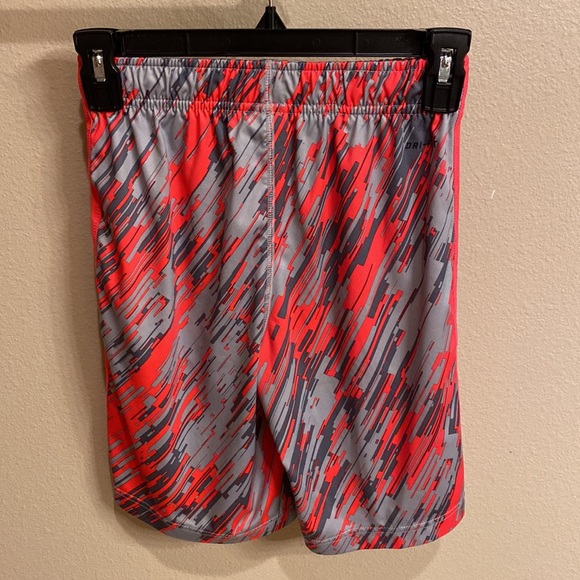 Nike Dri-Fit shorts in red/light gray/dark gray pattern - Picture 2 of 3